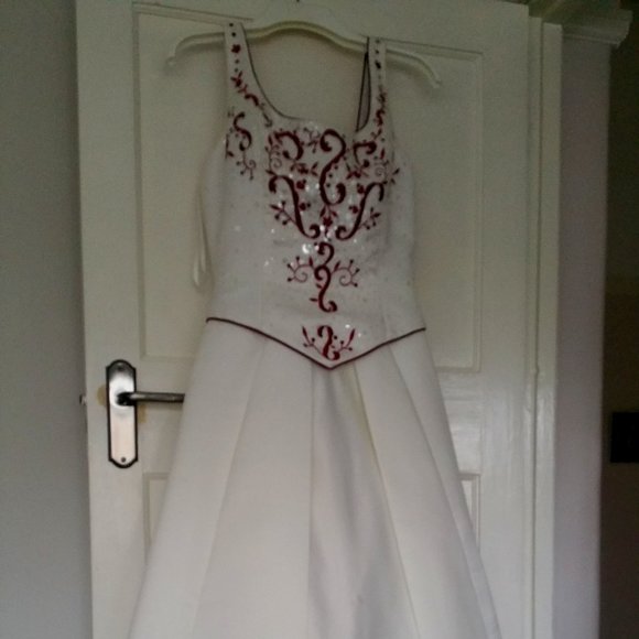 Wedding Dress US size 14 white and burgundy